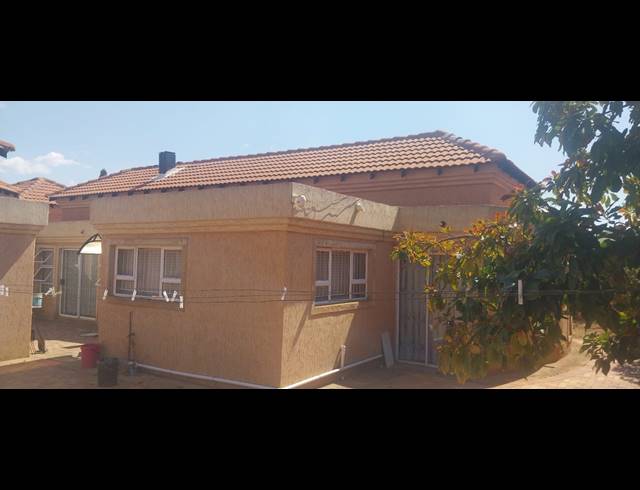 4 BEDROOM HOUSE FOR SALE IN LADY SELBORNE